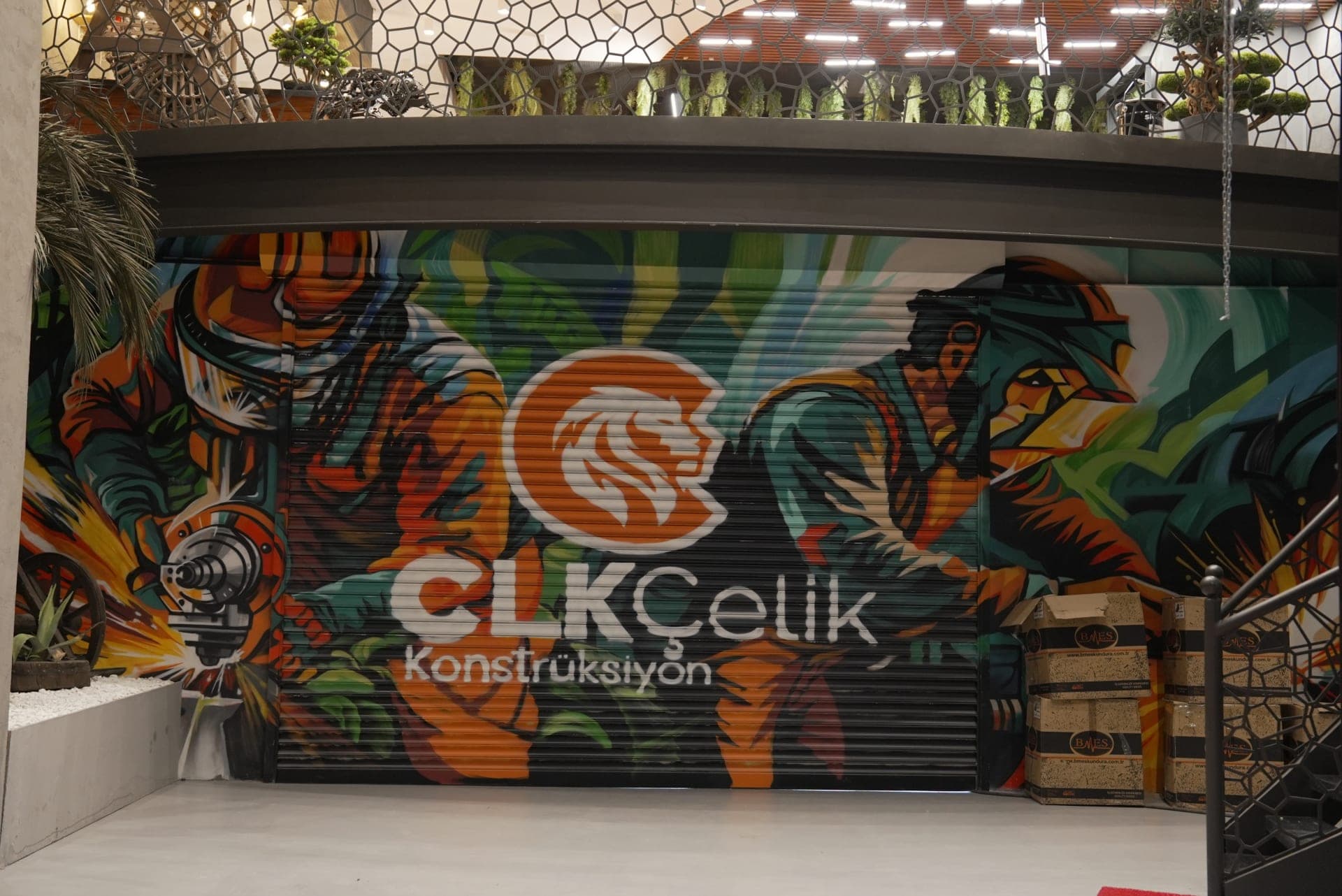 Çelik asma kat/mesh korkuluk detayı; alanı ikiye katlayan platform sistemi ve estetik mimari çözüm.