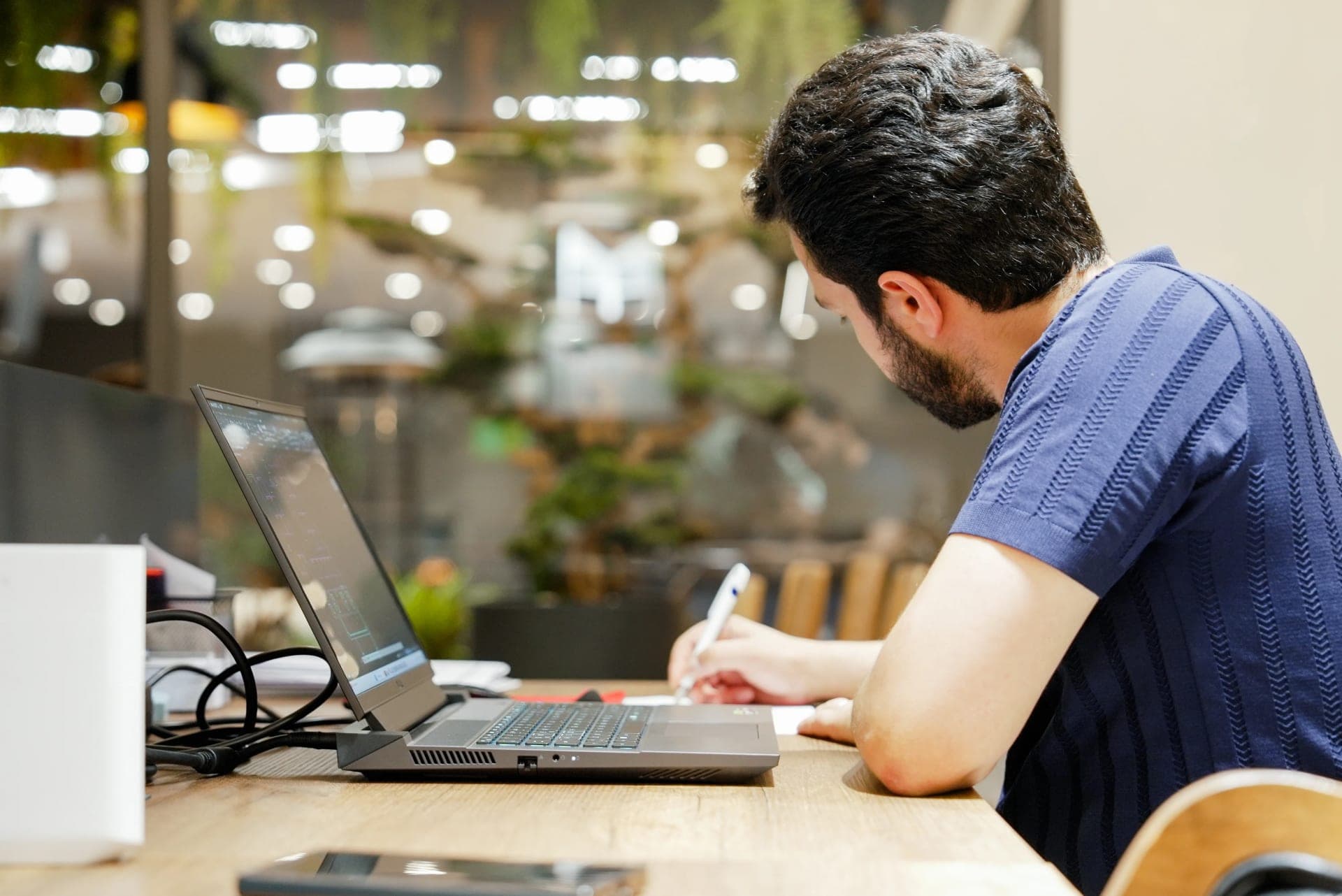 İç mekân çelik merdiven ve asma kat; modern endüstriyel tasarım, siyah korkuluk ve turuncu deck.