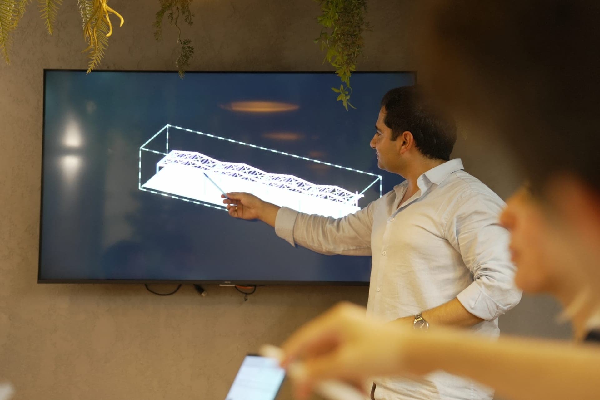 Kavisli çelik merdiven montajı; mimari çelik imalatı, mühendislik ve estetiğin buluştuğu proje.